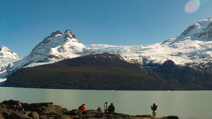 Imagen tomada en el Calafate, Argentina en la que se aprecian lagos, montañas y nevados.	