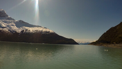 Imagen tomada en el Calafate, Argentina en la que se aprecian lagos, montañas y nevados.	