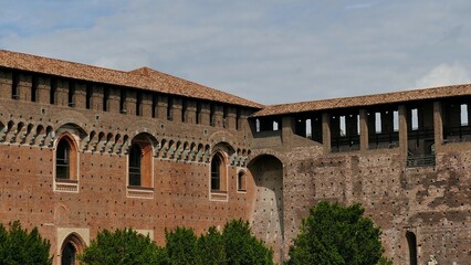 Fototapeta premium Façades bordant l’ancienne place d’arme à l’intérieur du château ducal des Sforza à Milan
