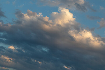 Obraz premium Dramatic Clouds Against a Vivid Blue Sky with Dynamic Light and Shadows