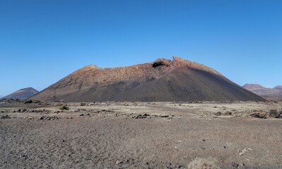 volcans du parc national de Timanfaya sur l'île de Lanzarote aux canaries en Espagne et champs de...