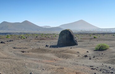 volcans du parc national de Timanfaya sur l'île de Lanzarote aux canaries en Espagne et champs de...