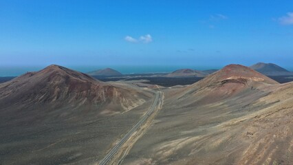 volcans du parc national de Timanfaya sur l'île de Lanzarote aux canaries en Espagne et champs de...