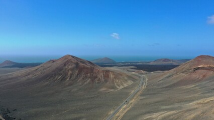 volcans du parc national de Timanfaya sur l'île de Lanzarote aux canaries en Espagne et champs de...