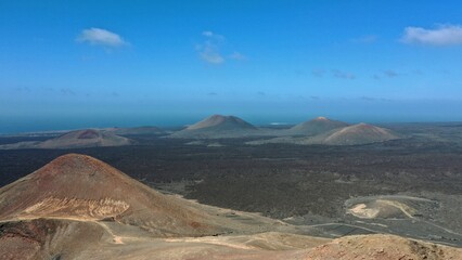 volcans du parc national de Timanfaya sur l'île de Lanzarote aux canaries en Espagne et champs de...