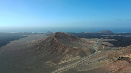 volcans du parc national de Timanfaya sur l'île de Lanzarote aux canaries en Espagne et champs de...