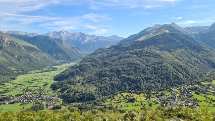Obraz premium Bilhères, Bielle et la vallée d'Ossau vue depuis les cromlechs de Lous Couraus