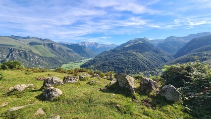 L'un des cromlechs de Lous Couraus dominant la vall&eacute;e d'Ossau