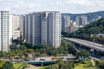 Obraz premium Seoul, South Korea - September 23, 2024: City View of Seoul Korea with High Buildings, Homes, Houses, Apartments, Streets 서울 관광 고층 건물 아파트