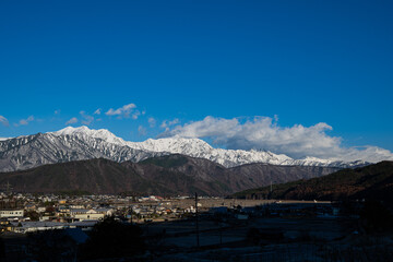 冠雪の北アルプスの山並み　遠望