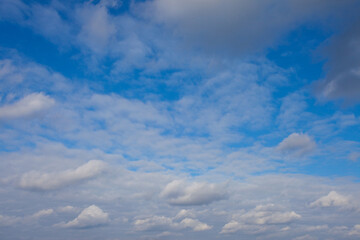 Błękitne niebo z małymi chmurami, obłokami. Blue sky with clouds. © 123108 Aneta