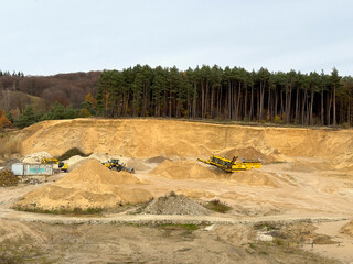Sandgrube und Baumaschinen in einem Wald bei Oerlinghausen, Kreis Lippe, Baustoff, Rohstoff,...