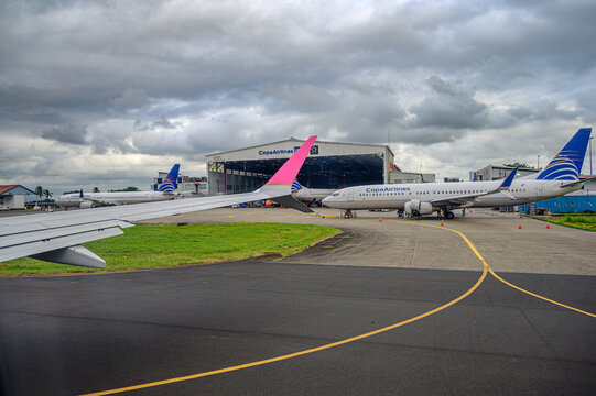 Arredores do Aeroporto Internacional Tocumen com avi&otilde;es, pista de pouso e c&eacute;u nublado com avi&otilde;es. Novembro de 2024.