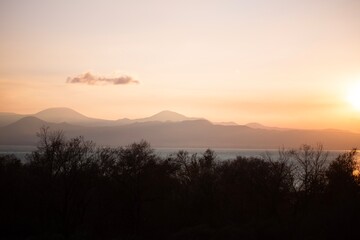 Obraz premium sunset over a lake in the mountains.