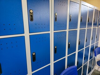Armários para estudantes em sala de aula. 