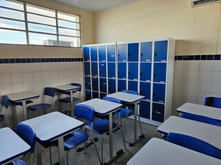 Armários na sala de aula para os alunos. 