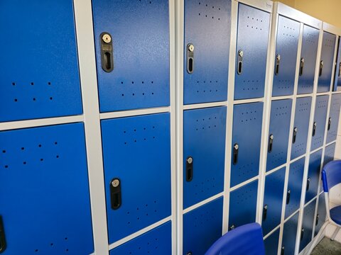 Arm&aacute;rios para estudantes em sala de aula. 