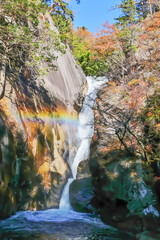 山梨県の景勝地、昇仙峡。渓谷の紅葉。虹の出る仙娥滝。