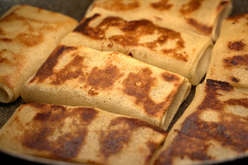 Blinis mit Fleischfüllung