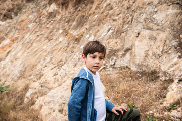 niño jugando y viviendo aventuras en la montaña