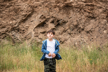 niño jugando y viviendo aventuras en la montaña