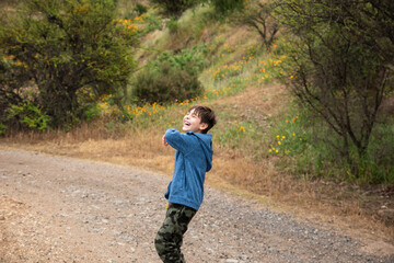 niño jugando y viviendo aventuras en la montaña