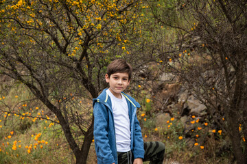 niño jugando y viviendo aventuras en la montaña
