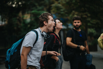 Naklejka premium A lively group of students engaging and laughing outdoors, displaying a sense of camaraderie and youthful energy. They are casually dressed, suggesting a relaxed and friendly interaction in a natural