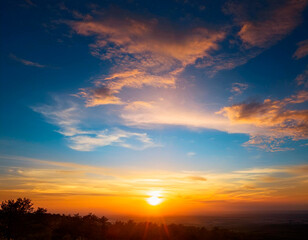 Obraz premium Atardecer tropical con cielo de color naranja, azul y brillante sol.