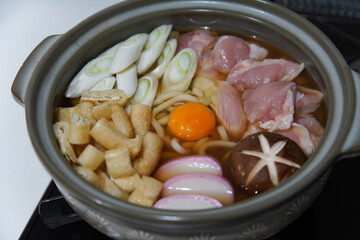 鍋焼きうどんを作る様子