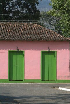 La arquitectura rural en el estado Anzoategui tiene huellas del pasado colonial,sin embargo y a pesar del calor los techos en su mayoria son de zinc.