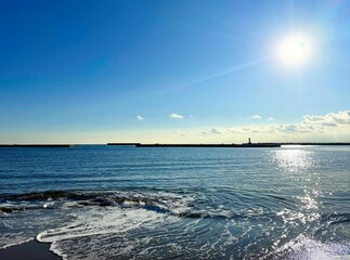 太陽と照らされる海