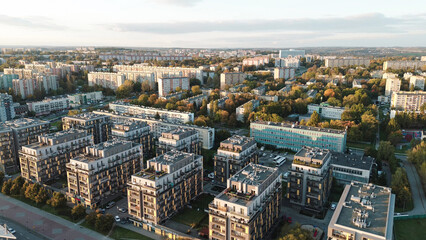Obraz premium Apartment complex with sunset city backdrop