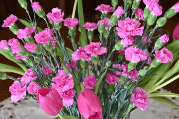 Obraz premium a bouquet of flowers in a vase