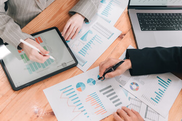 Visual presentations of business data trends in collaborative meeting spaces