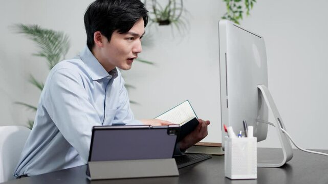 資料を調べてトラブルを解決する男性