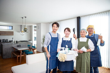 大掃除　日本人の二世代　親子 © kazoka303030
