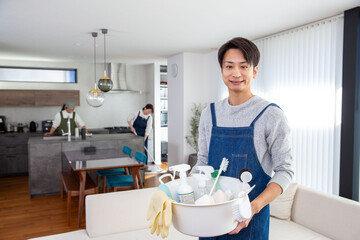 大掃除　掃除道具を持つ日本人男性
