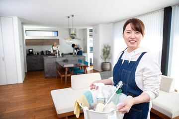 大掃除　掃除道具を持つ日本人女性