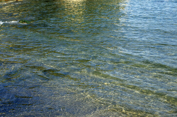 途切れることの無い、寄せては返す波の織りなす浜辺のパターン。時を忘れて自然の光景に見入っている自分。太古から連綿と繰り返されている自然の営み。母なる水を蓄えた優しく美しい地球。人間・ホモサピエンスは自らの幸せを得たいがために、どれほど地球をいじめてきたか。今、その地球が危機に瀕している。うめき声すらも聞こえてくる。混沌とした世の中、私たちは何をなすべきか、できることは何か。