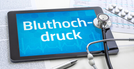 Ein Tablet mit dem Text Bluthochdruck auf dem Display