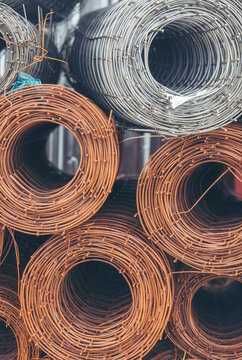 Vertical horizon Mesh wire rolls of iron stainless steel, galvanized metal sheets construction material. Vertical wire mesh rolls farm fence. Net wire mesh roll engineer Construction malleable steel
