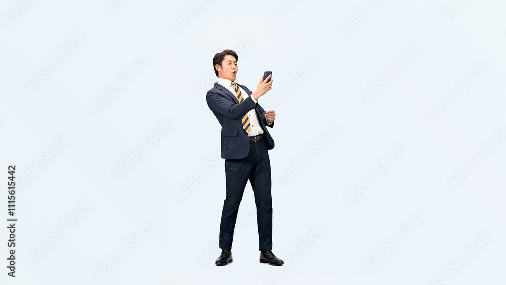Fototapete スマホ、スマートフォン、ビジネスマン、男性、サラリーマン、ビジネス、ビジネスパーソン、アプリ、タッチ、動画、撮影、写真、検索、会社員、SNS、操作、キャンペーン、セール、踊る、クーポン、ポイント、ダンス、全身、メール、日本人、スーツ、仕事、切り抜き、コピースペース、転職、DX、モバイル、IT、人材、デジタルトランスフォーメーション、画面、使う、白バック、広告、驚く、スポーツ観戦、応援、びっくり、達