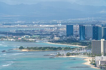 Obraz premium Aerial view of Honolulu's coastline and skyline.