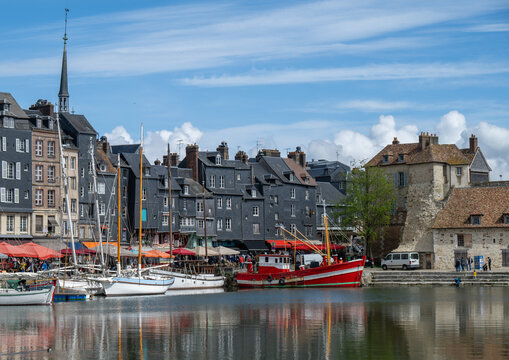 historische H&auml;user und Boote am malerischen Hafen von Honfleur, Normandie, Frankreich