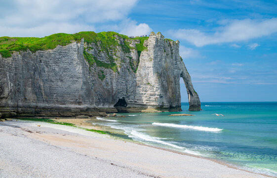 malerische Kalkfelsen in &Eacute;tretat,  Falaise, Etretat, Normandie, Frankreich