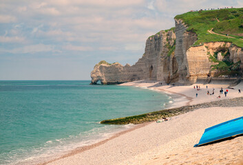 Strandleben an den malerischen Felsen am Meer in Etretat,  Alabasterküste, Côte d’Albâtre, Normandie, Frankreich