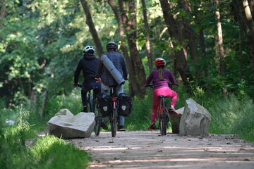Obraz premium Famille qui se promène en vélo dans un parc