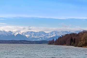 der Starnberger See mit Blick auf die schneebedeckten Alpen im Frühjahr