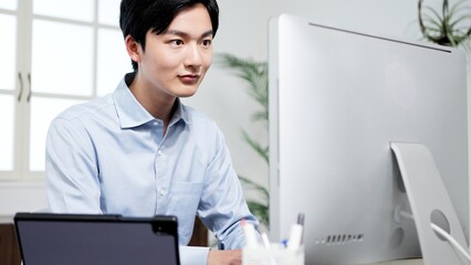 資料を調べてトラブルを解決する男性
